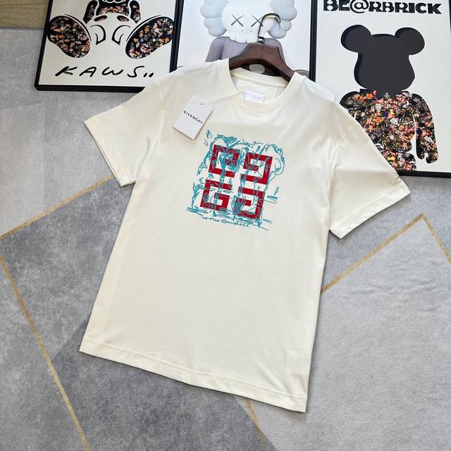 Givenchy纪梵希×Tomo Campbell联名T恤 时尚新宠宝子们！今天必须来给大家分享我新入手的宝藏单品 纪梵希和英国艺术家Tomo Campbell