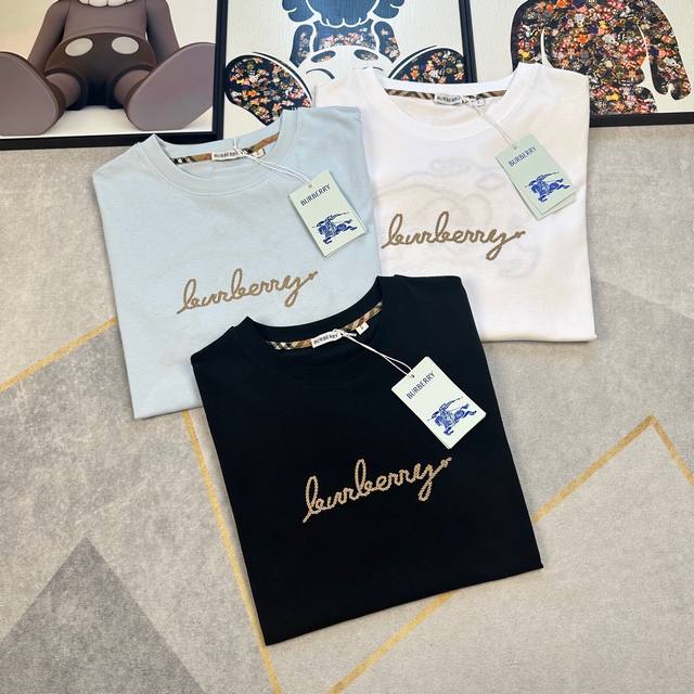 博柏利Burberry2025爆款七夕限定系列心形字母徽标棉质T恤！官网同款，专柜在售！原版定织轻盈棉质面料，柔软舒适，细腻柔滑，手感一流，上身亲肤透气！大厂出