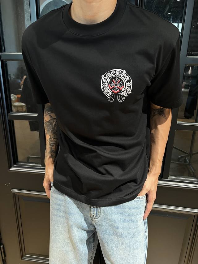 克罗心夏季新款梵文刺绣T恤，简直绝绝子纯棉面料超舒服，柔软亲肤透气性极佳，夏天穿再合适不过啦。梵文刺绣工艺太惊艳了，满满的艺术感和神秘气息，一针一线都彰显着克罗