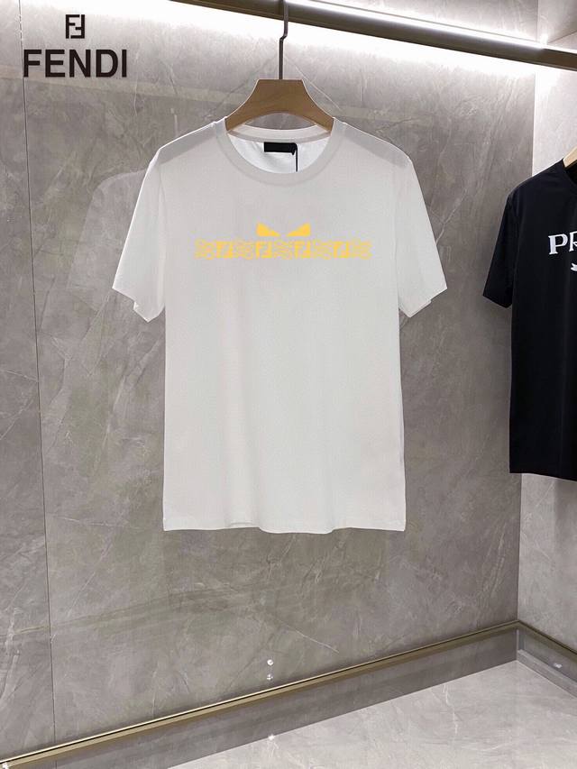 芬迪 2025最新男士高端好货，胸前字母徽标印花图案增添活力感！最经典一目了然的干净与纯粹的结合.必入款推荐！选用190克双股丝光面料制成 纹理清晰，尽显高端奢