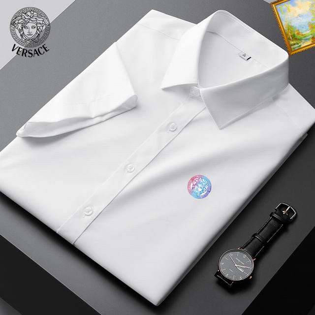 范思哲 欧货 2025新款男士短袖衬衫，高端版本衬衣！专柜定制面料 透气舒适度高，细节无可挑剔，品牌元素设计理念，体现高品质。手感细腻柔软！呈现休闲裁剪，上身版
