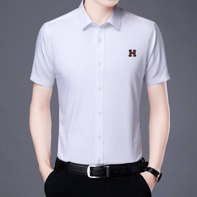 爱马仕 欧货 2025Ss新款男士短袖衬衫，高端版本衬衣！专柜定制面料 透气舒适度高，细节无可挑剔，品牌元素设计理念，体现高品质。手感细腻柔软！呈现休闲裁剪，上