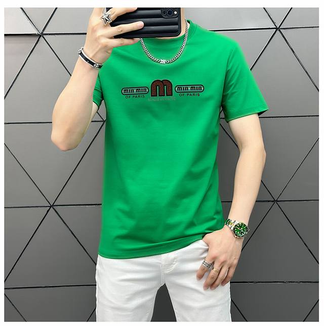 缪缪 2025最新男士高端好货，胸前字母徽标印花图案增添活力感！最经典一目了然的干净与纯粹的结合.必入款推荐！选用190克双股丝光面料制成 纹理清晰，尽显高端奢