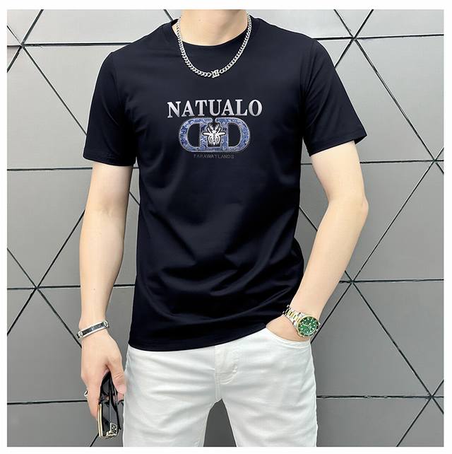 Dior 2025最新男士高端好货，胸前字母徽标印花图案增添活力感！最经典一目了然的干净与纯粹的结合.必入款推荐！选用190克双股丝光面料制成 纹理清晰，尽显高