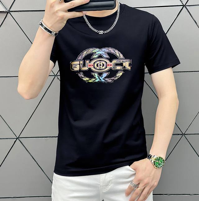 古奇 2025最新男士高端好货，胸前字母徽标印花图案增添活力感！最经典一目了然的干净与纯粹的结合.必入款推荐！选用190克双股丝光面料制成 纹理清晰，尽显高端奢