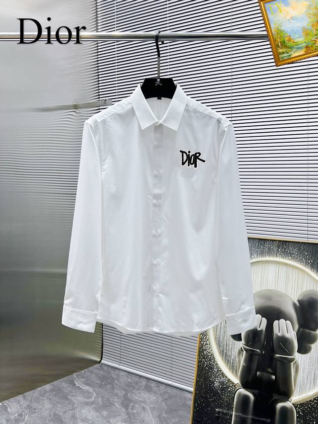 Dior 2025Ss新款长袖 衬衫 衬衣，高端版本！专柜定制面料 透气舒适度高，细节无可挑剔，品牌元素设计理念，体现高品质。手感细腻柔软！呈现休闲裁剪，上身版