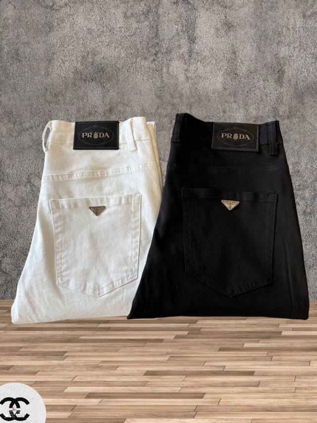 Prada 普拉达 春夏新款牛仔裤专柜热销款 品味与价值共享 身穿着非常舒适 低调不失奢华 穿出去非常有档次,裤型款式和裁剪亦无需多言 上身精致跃然.真正一等一