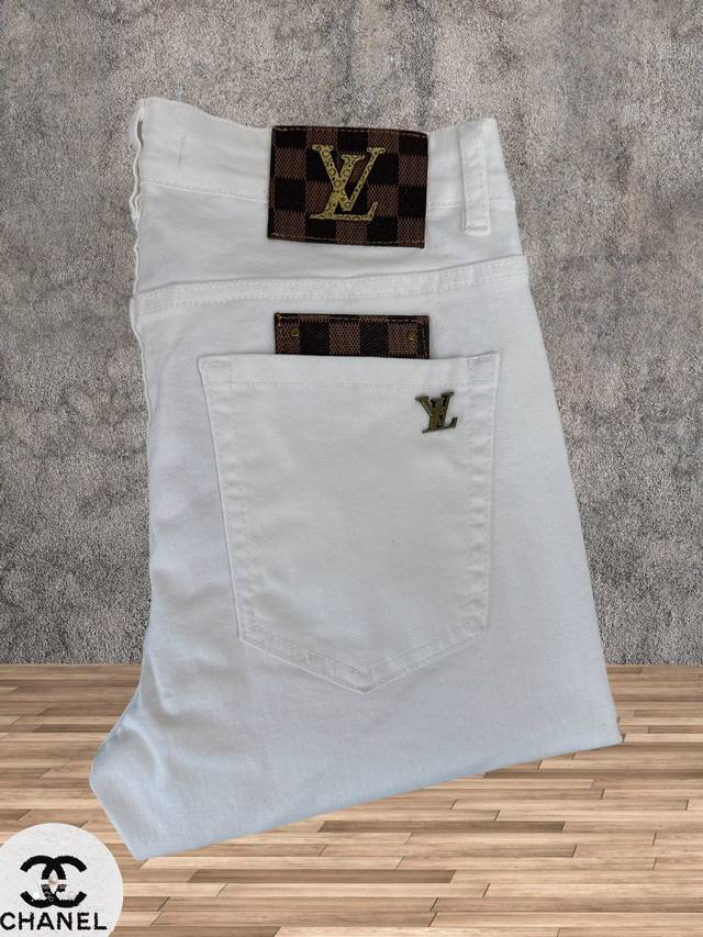 Lv 路易威登 春夏最新品牛仔裤专柜热销款 品味与价值共享 身穿着非常舒适 低调不失奢华 穿出去非常有档次,裤型款式和裁剪亦无需多言 上身精致跃然.A11真正一