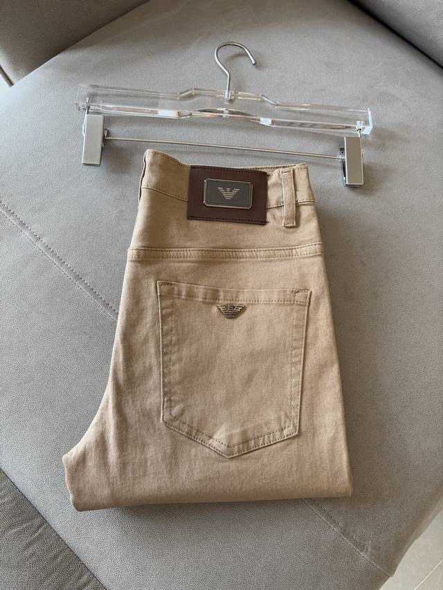 阿玛尼 超级有范儿的一款牛仔裤，定制原版水洗牛仔面料，独特设计，顶级刺绣工艺字母图案Logo，原版五金辅料装饰，极为翘楚的一款牛仔裤，用料与工艺都极致奢华精湛，