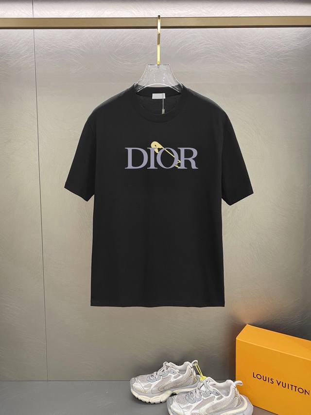 Dior 2025最新男士高端好货，胸前字母徽标印花图案增添活力感！最经典一目了然的干净与纯粹的结合.必入款推荐！选用190克双股丝光面料制成 纹理清晰，尽显高