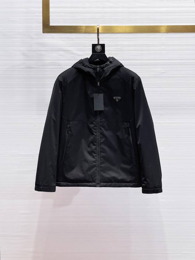 新冬爆款， 普拉达 三标齐全 2025Ss冬季新款羽绒棉服加棉外套，秀场新品品相非常完美，舒适保暖，色泽饱满诱人，非常出彩的设计，轻松将时髦感进阶，做工极为考究