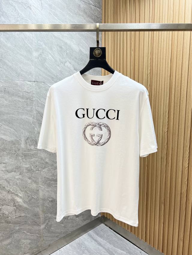 Gucci 古奇 2025年春夏新品上新 三标齐全 丝光棉圆领短袖T恤 胸前印花植绒工艺 好货不用过多介绍 看细节 专柜码数：M-Xxxl 175 140建议L