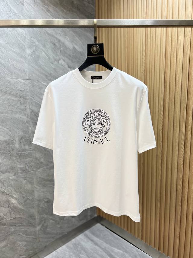Versace 范思哲 2025年春夏新品上新 三标齐全 丝光棉圆领短袖T恤 胸前厚版硅胶工艺 好货不用过多介绍 看细节 专柜码数：M-Xxxl 175 140