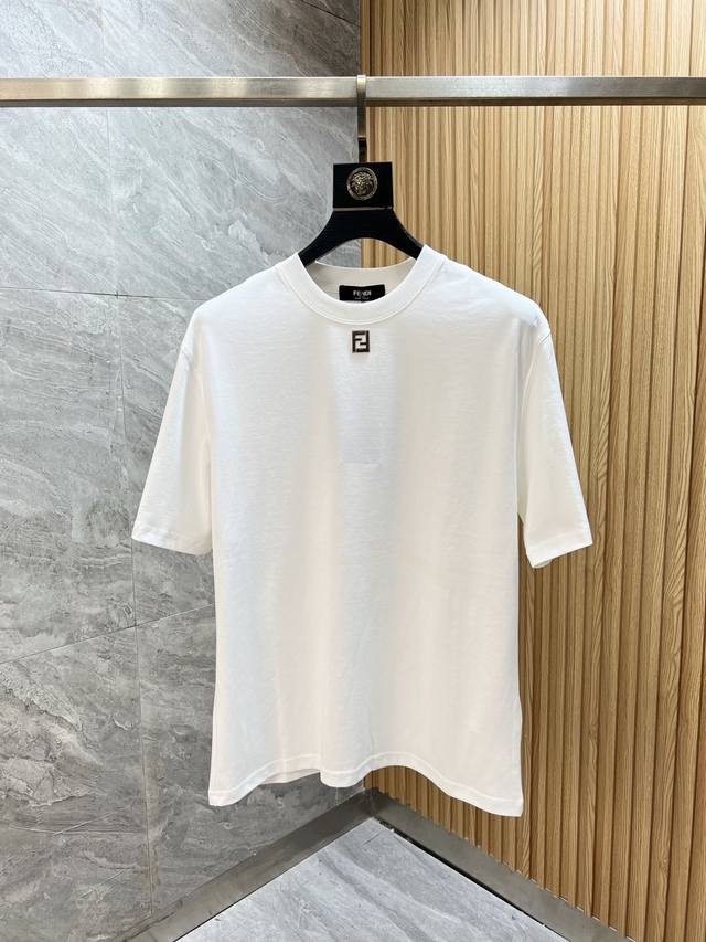 Fendi 芬迪 2025年春夏新品上新 三标齐全 丝光棉圆领短袖T恤 胸前定制五金工艺 好货不用过多介绍 看细节 专柜码数：M-Xxxl 175 140建议L