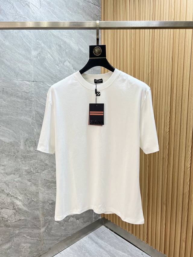 Loewe 杰尼亚 2025年春夏新品上新 三标齐全 丝光棉圆领短袖T恤 胸前定制五金工艺 好货不用过多介绍 看细节 专柜码数：M-Xxxl 175 140建议