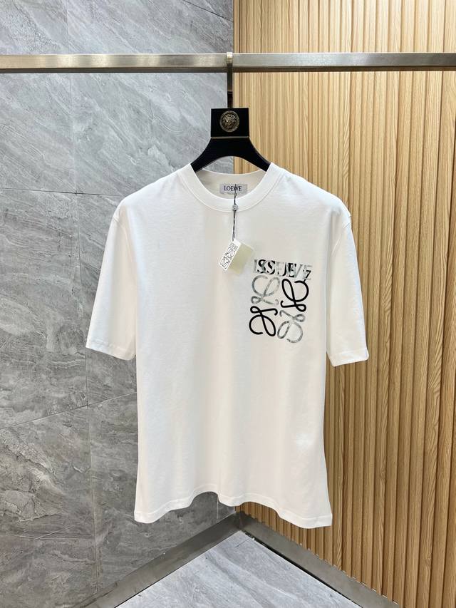 Loewe 罗意威 2025年春夏新品上新 三标齐全 丝光棉圆领短袖T恤 胸前立体滴胶工艺 好货不用过多介绍 看细节 专柜码数：M-Xxxl 175 140建议