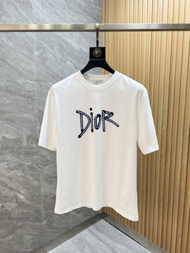 Dior 迪奥 2025年春夏新品上新 三标齐全 丝光棉圆领短袖T恤 胸前立体植绒工艺 好货不用过多介绍 看细节 专柜码数：M-Xxxl 175 140建议L
