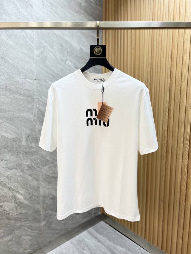 Miumiu 2025年春夏新品上新 三标齐全 丝光棉圆领短袖T恤 胸前立体硅胶工艺 好货不用过多介绍 看细节 专柜码数：M-Xxxl 175 140建议L，