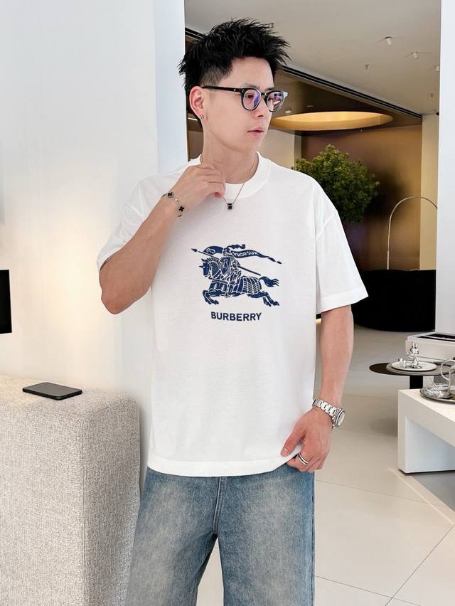Burberry 巴宝莉 2025春夏新品 三标齐全 胸前立体发泡工艺 丝光棉短袖T恤 好货不用过多介绍 看细节 专柜码数：M-Xxxl 175 140建议L