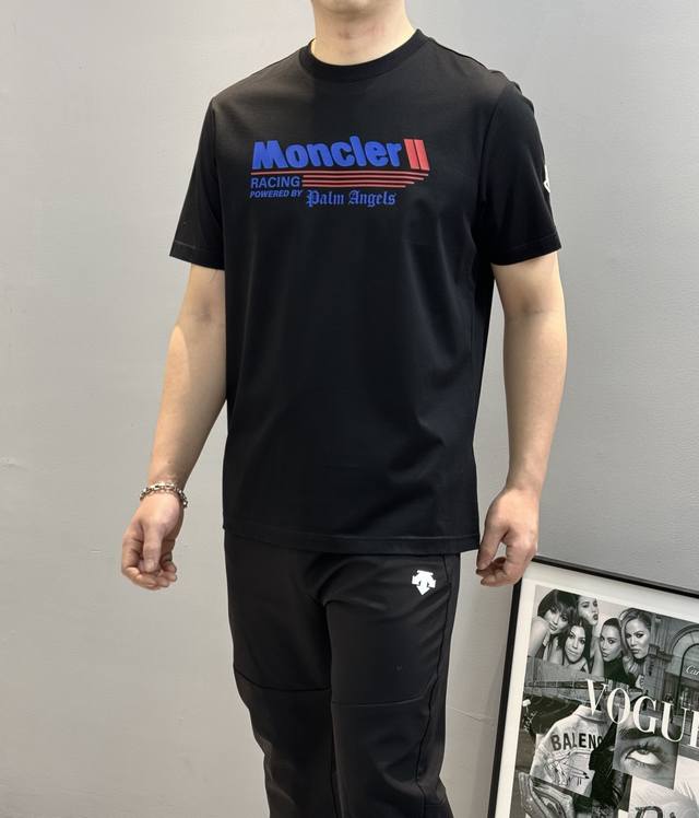 Moncle**25S新款圆领T恤.简单基础款.品牌字母Logo印花设计.搭配经典配色.袖口经典小帽子搭配.干净清爽简单大方.不限年龄的单品推荐 190G丝光棉