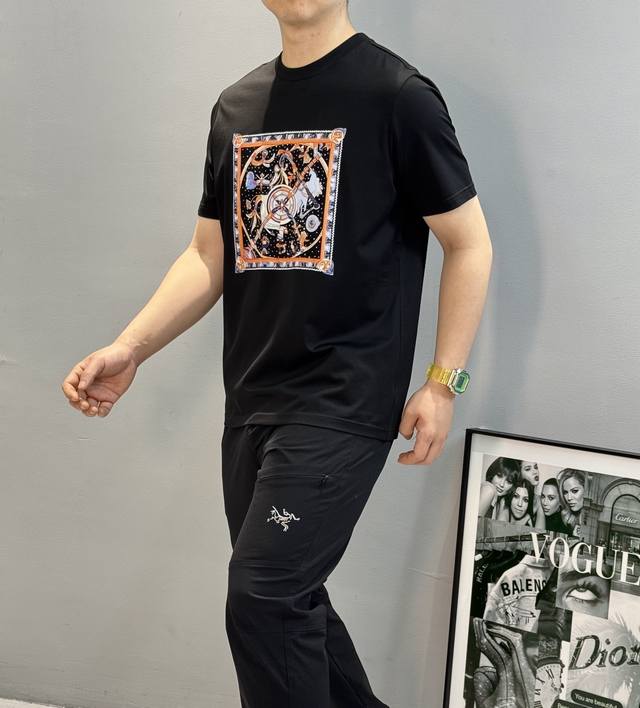 Herm*S爱马仕25S新款丝光棉T恤.新品为全新系列注入满满活力，这款单品用心甄选190G丝光棉面料制成，面料手感亲肤柔软舒适.丝滑凉爽！衣身尊贵马图案设计！