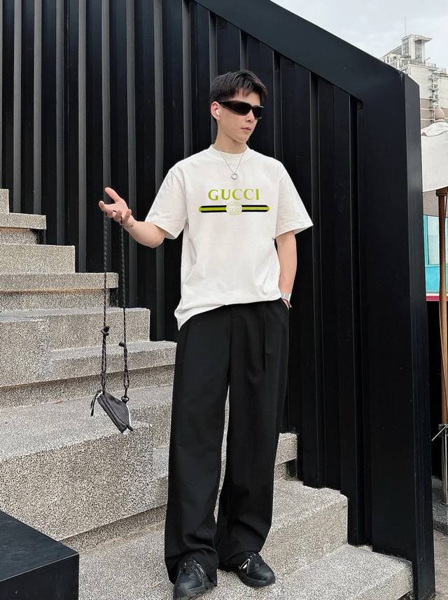 Gucc*潮牌25S新款圆领T恤.男女同款～潮人必备！胸前定制品牌图形烫画工艺.经典Gucci字母撞色设计.减龄搭配.色彩搭配时尚好看.整体效果年轻有活力！优选