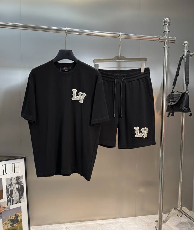 衣服- 。裤子- 。 驴牌*25S新款圆领T恤.可搭配套装.宽松版型.男女同款推荐！走秀款.简单基础又不失奢华的搭配组合.Lv仿水晶刺绣贴饰点缀胸前.后背经典驴