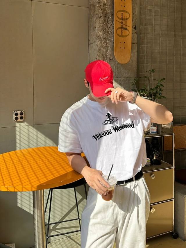 Vivienne Westwood西太后25S新款上架.男女同款！英国小众品牌原单品质.近期大火一把的品牌.高级定制300G纯棉面料舒适柔软！超级喜欢的款式推荐