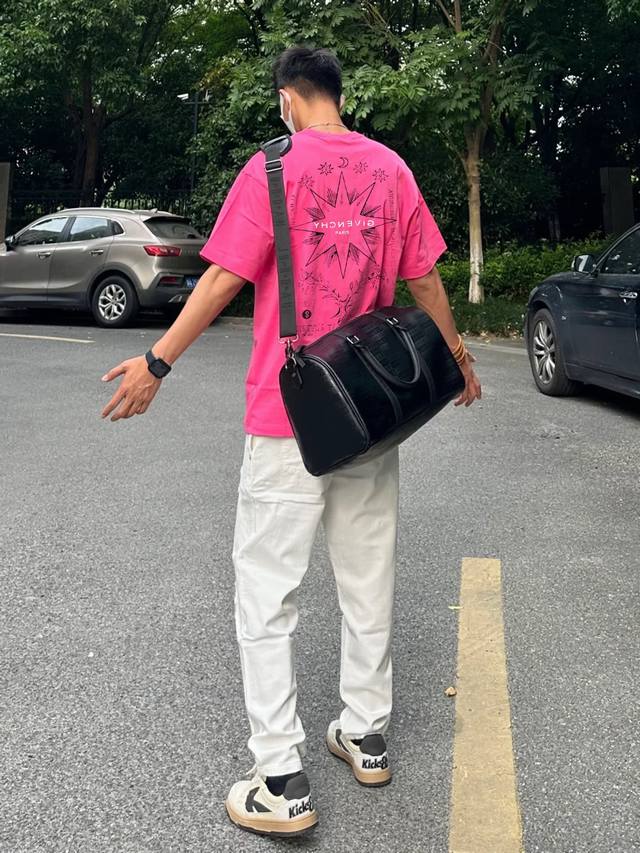 顶级颜值担当！Givench*纪梵希*25S新款短袖T恤.当季颜值担当.双面烫画品牌图形立体搭配.视觉效果相当奇特！！！所呈现出的感官效果自然炸裂....优质2