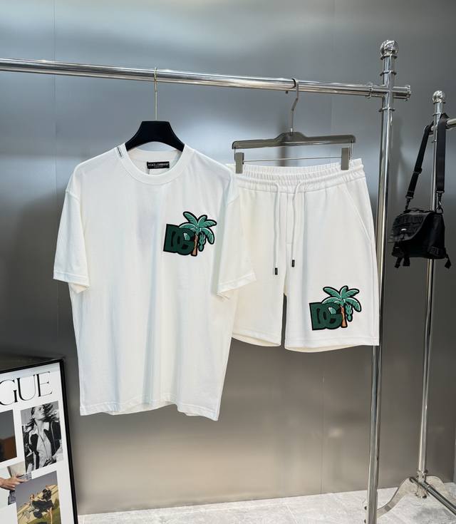 衣服- 。裤子- 。 D&G杜嘉班纳25S新款天丝五分短裤可搭配套装！夏季品牌Dg椰树风绣花.清爽自然.选用精心细致的做工，松紧腰+抽绳实用有型，裆部立体裁剪，