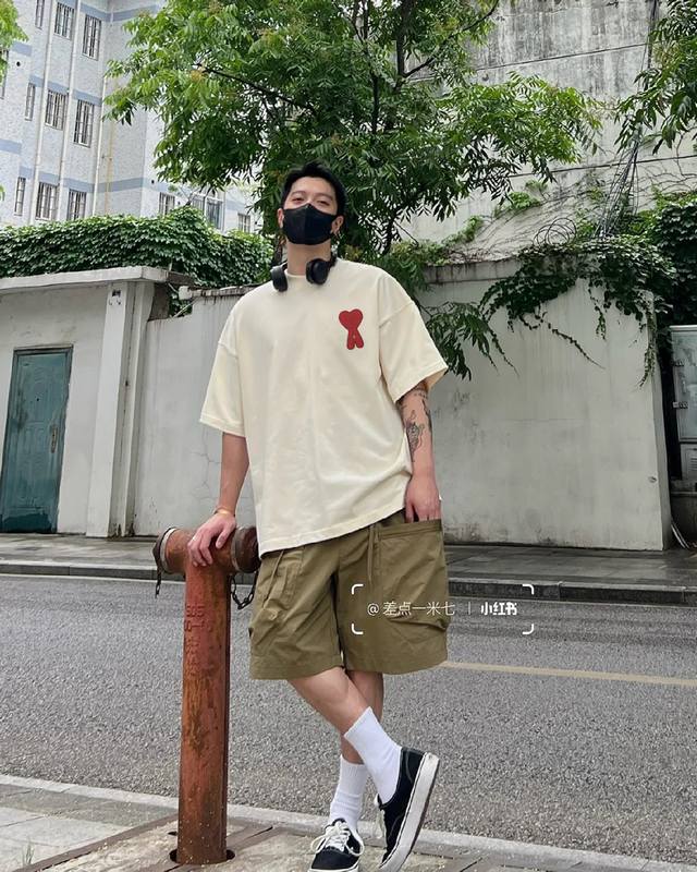 衣服- 。裤子- 。 Ami*潮牌T恤.男女同款～可搭配套装.主打简约、优雅的法式设计。品牌强调男女同款的中性风，注重剪裁与细节，深受年轻时尚群体喜爱。其标志性