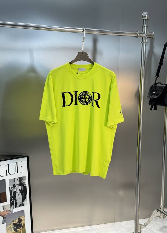 Dio*R迪-奥25S新款情侣圆领T恤！石头岛联名款.男女同款！胸前3D立体字母印花.袖口及后背字母图形烫画搭配.230G甄选100%纯棉质感.棉质饱满富有弹性