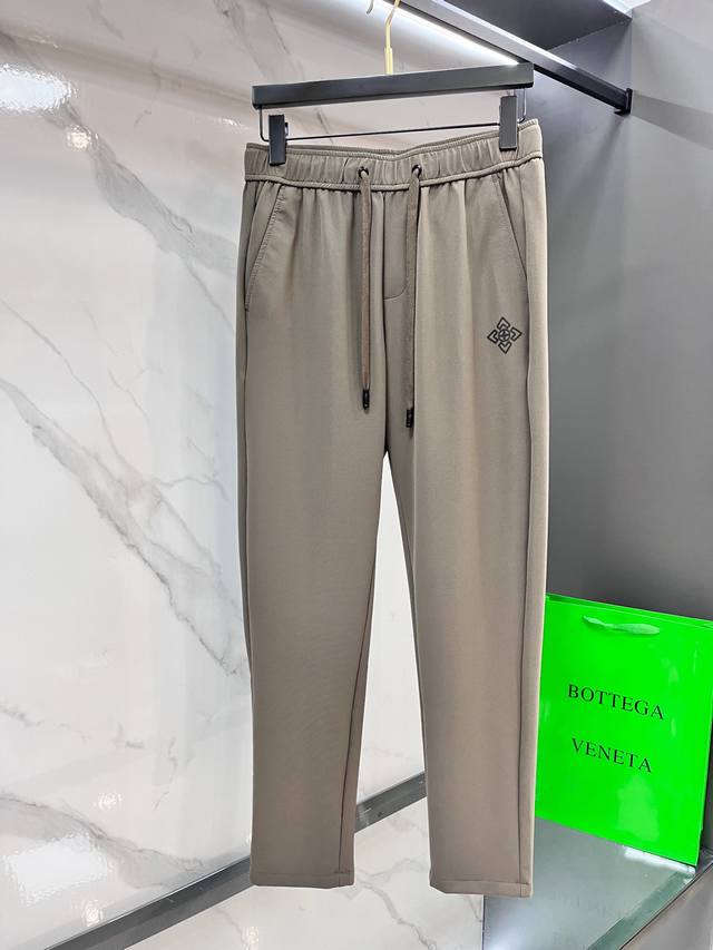 Lv 顶级货品 2025春夏新款休闲裤！官网同步发售。品牌经典Logo休闲裤 ，定制面料，舒适度极好，手触感强烈。辨识度极高，完美品相工艺。 Size：M-Xx