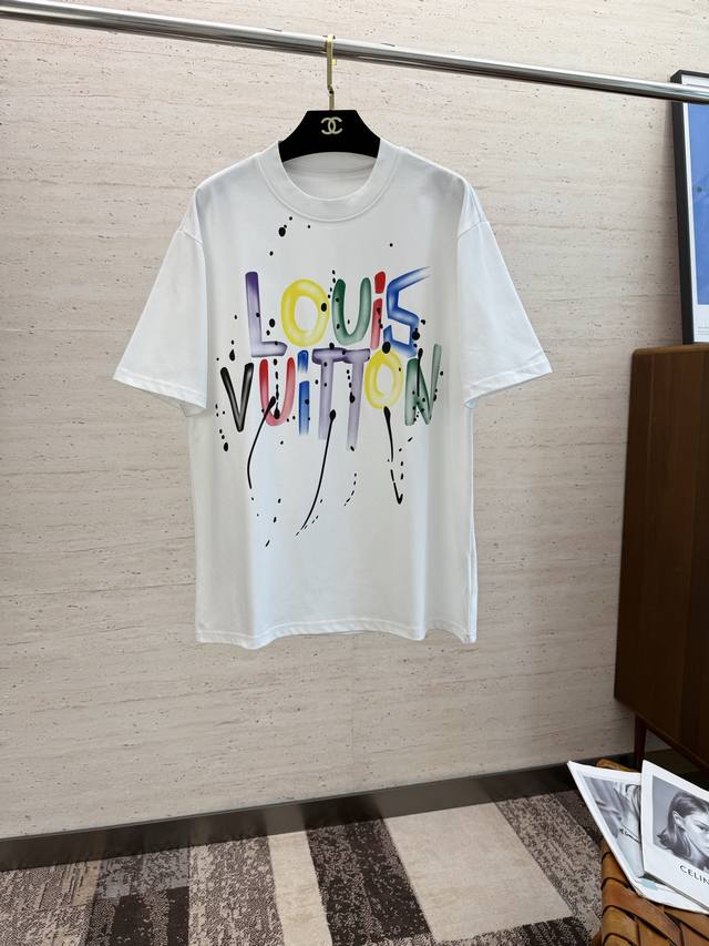 Lv2025 春夏新款短袖 整体上色泽较鲜明和光亮，手感顺滑揉软，悬垂感特强，质地自然柔软、贴身超级舒服，悬垂感特强！T恤日常穿搭很自在很实用，超级的有韧性比起