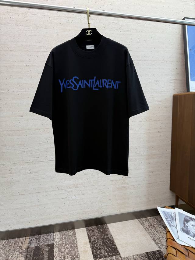 Ysl2025 春夏新款短袖 整体上色泽较鲜明和光亮，手感顺滑揉软，悬垂感特强，质地自然柔软、贴身超级舒服，悬垂感特强！T恤日常穿搭很自在很实用，超级的有韧性比