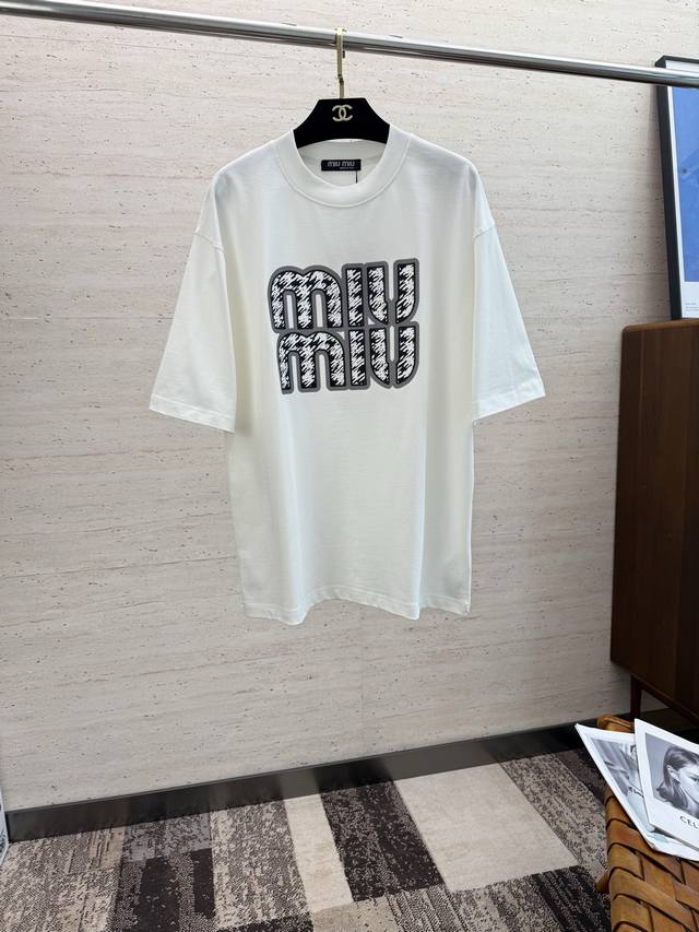 Miumiu2025 春夏新款短袖 整体上色泽较鲜明和光亮，手感顺滑揉软，悬垂感特强，质地自然柔软、贴身超级舒服，悬垂感特强！T恤日常穿搭很自在很实用，超级的有