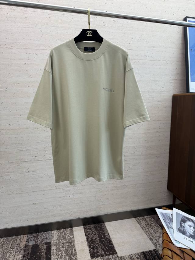 Arc2025 春夏新款短袖 整体上色泽较鲜明和光亮，手感顺滑揉软，悬垂感特强，质地自然柔软、贴身超级舒服，悬垂感特强！T恤日常穿搭很自在很实用，超级的有韧性比