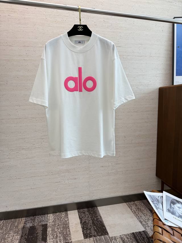 Alo 2025 春夏新款短袖 整体上色泽较鲜明和光亮，手感顺滑揉软，悬垂感特强，质地自然柔软、贴身超级舒服，悬垂感特强！T恤日常穿搭很自在很实用，超级的有韧性