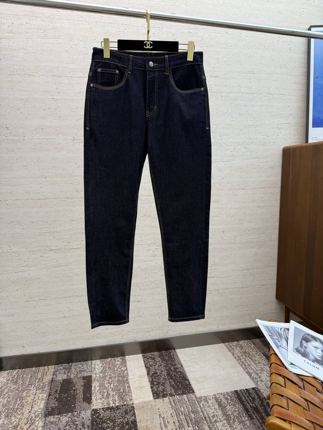 Bv25S春秋男士直筒牛仔裤 棉质牛仔面料打造 质地柔软又不失筋骨，手感干爽有韧性 经典的标志性浮雕徽标，灵魂般的点缀 各项指标皆为上品，自然带来极佳的上身体感