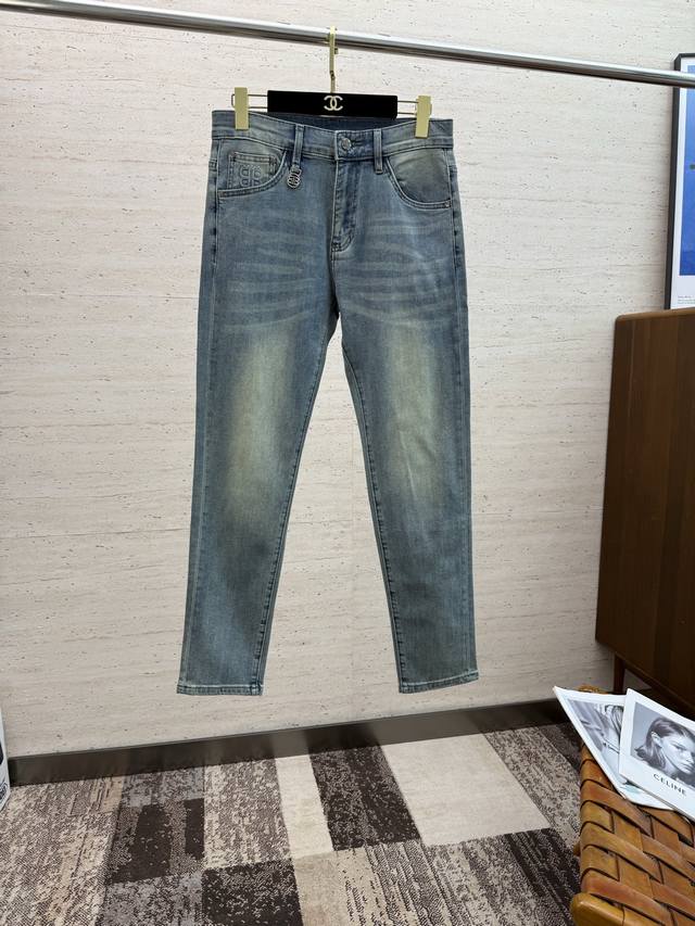 Bal25S春秋男士直筒牛仔裤 棉质牛仔面料打造 质地柔软又不失筋骨，手感干爽有韧性 经典的标志性浮雕徽标，灵魂般的点缀 各项指标皆为上品，自然带来极佳的上身体