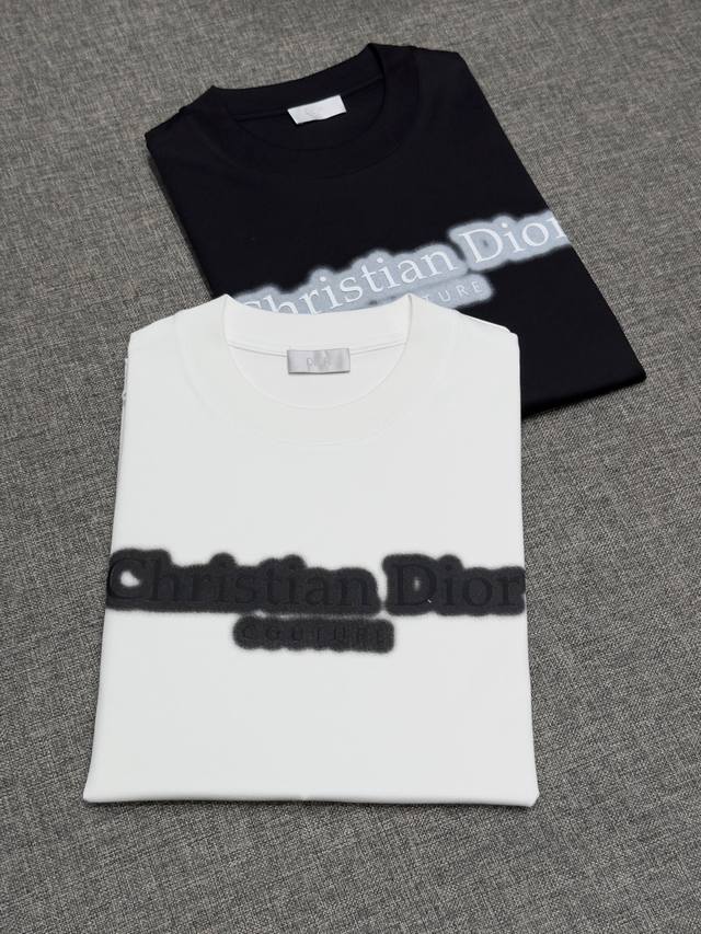 新品 Cd家2025新款刺绣圆领短袖T恤 经典廓形圆领设计 简约不失精彩 与时俱进的奢感.针织棉质面料,质感透气舒适.整体裁剪完美无缺的彰显立体风范.袖口领口自