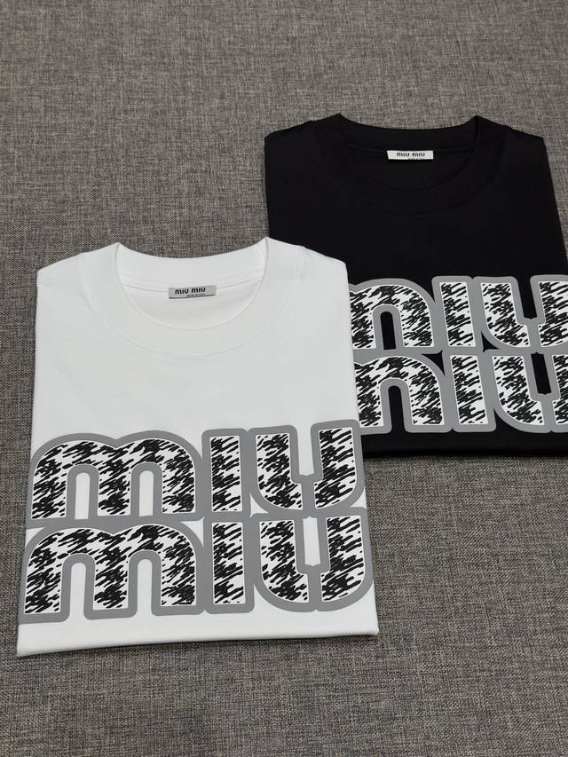 新品 Miu原单男士时装款纯棉圆领短袖T恤，高端贸易渠道货，25年春夏新品，凹造型必备单品！设计感超强，设计师巧妙将经典品牌字母，以重磅环保胶印工艺呈现，立体感