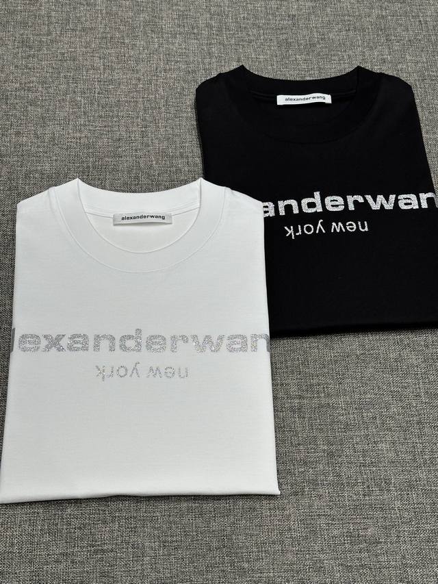 新品 Aiexanderwang原单男士时装款纯棉圆领短袖T恤，高端贸易渠道货，25年春夏新品，凹造型必备单品！设计师巧妙将经典品牌字母，以重磅环保胶印工艺呈现