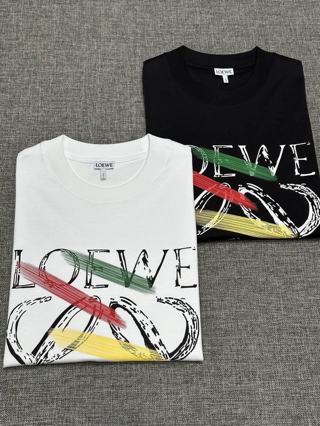 新品 Loe家族男士圆领短袖T恤，贸易公司渠道货，25年夏季新品，官柜同步售卖，经典明星级单品！整体的设计符合Loe家美学设计，运用了经典的品牌元素，完美沿袭了