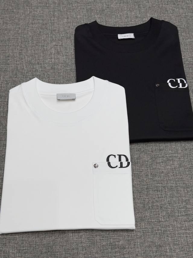 新品 Cd家族男士时装款纯棉圆领短袖T恤，贸易公司洋行货，25年春夏新品，属于明星级Top人气的一款单品！该款单品整体的设计风格延续了Cd家族一贯的基调，保留最