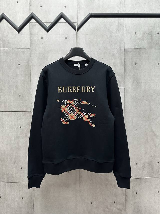 D Burberry 巴宝莉2025Ss 新款秋冬战马刺绣圆领卫衣选用轻盈翻面绒棉质面料制成。呈现休闲版型，装饰十字绣工艺打造的品牌徽标和 Burberry 格