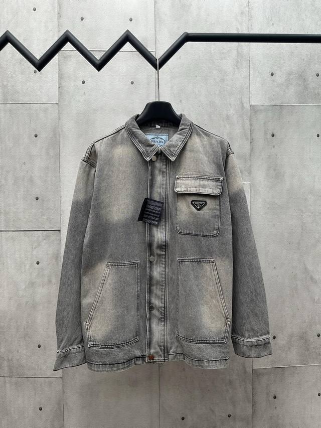D Prada 普拉达 25Fw 三角标水洗牛仔外套意大利高密度器械制造。原胚底不含氨纶几乎无弹，传达牛仔单品本身的拙朴质感。硫化黑面料，重酵磨炒盐渐变洗水效果