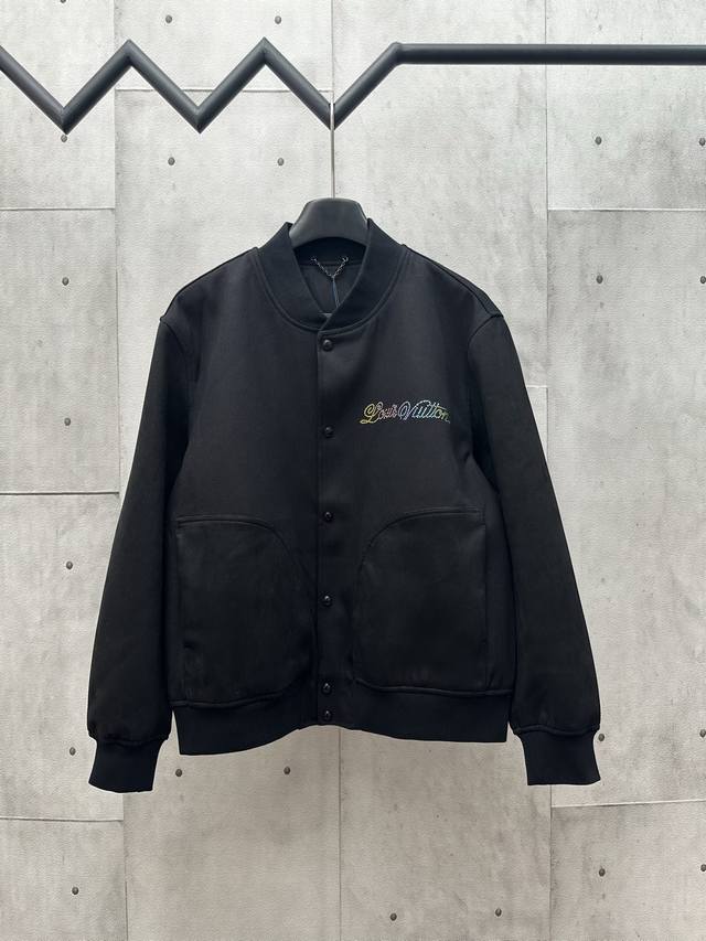D Lv路易威登绵羊毛彩钻刺绣夹克外套Yb购入打版，采用定制绵羊毛面料，面料柔滑细腻，舒适贴肤，以深邃色调道出典雅风尚，裁出考究衣身，与正绒面革衣袖和口袋碰撞质