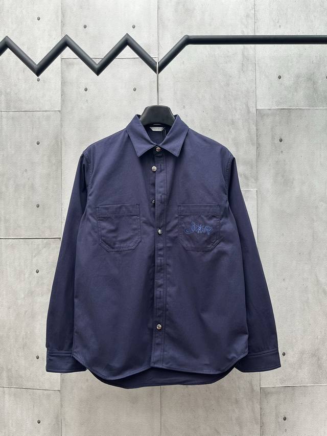D Dior 迪奥25Ss新款衬衫是二零二五秋季男装系列新品，来自 Dior And Lewis Hamilton 限定系列。采用蓝色棉质面料精心制作，胸前饰以