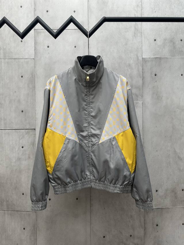 D Louis Vuitton 路易威登 25Ss新款撞色拼接科技面料外套再借 Monogram Glow 印花嵌饰点明品牌身份。弹力腰部和透气侧开衩确保舒爽体
